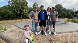 Georg und Anastasia Funk mit den Ukrainern David und Artur mit ihren Rollern und Tocher Anastasia.