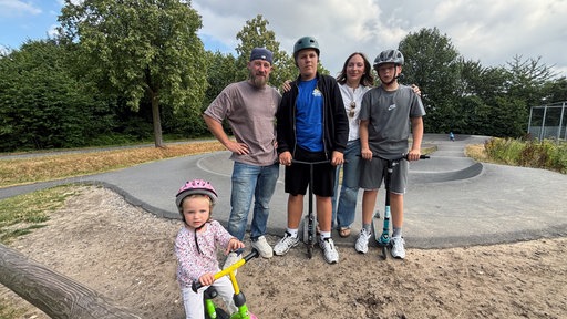 Georg und Anastasia Funk mit den Ukrainern David und Artur mit ihren Rollern und Tocher Anastasia.