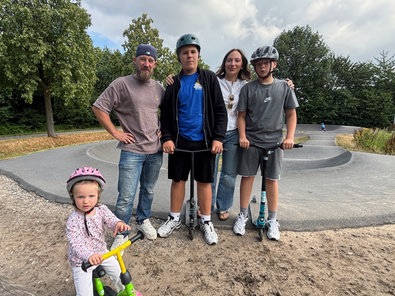 Georg und Anastasia Funk mit den Ukrainern David und Artur mit ihren Rollern und Tocher Anastasia.