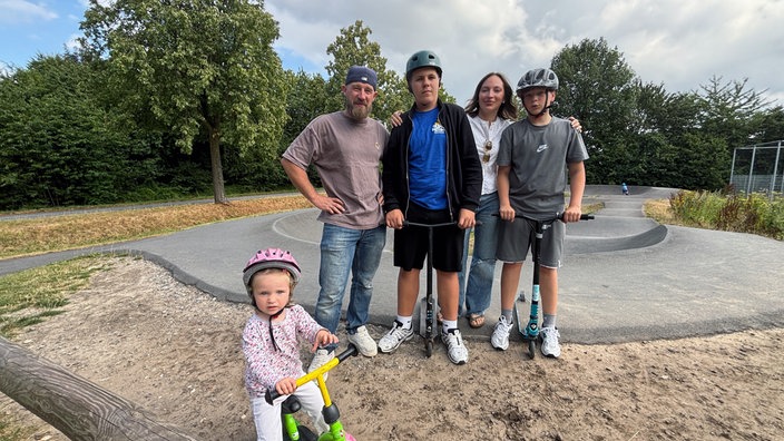 Georg und Anastasia Funk mit den Ukrainern David und Artur mit ihren Rollern und Tocher Anastasia.