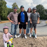 Georg und Anastasia Funk mit den Ukrainern David und Artur mit ihren Rollern und Tocher Anastasia.