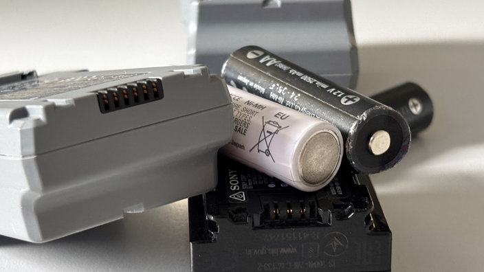 Mehrere Batterien liegen übereinander.