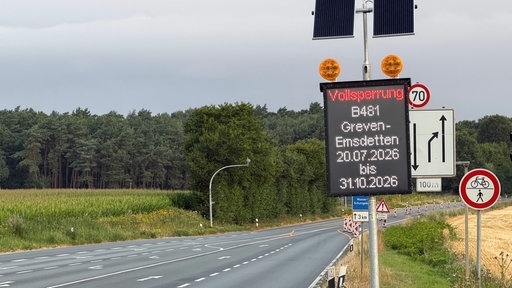 Ein Leuchtschild zeigt die Vollsperrung der Straße B481.