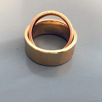 Symbolbild: zwei Goldringe liegen auf einer hellen Fläche.