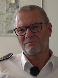 Ein Mann mit weißem Hemd, Kreisbrandmeister vom Kreis Steinfurt Raphael-Ralph Meier