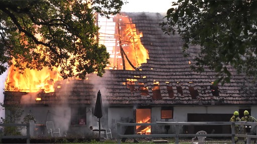 Der Dachstuhl einer großen Scheune steht in Flammen