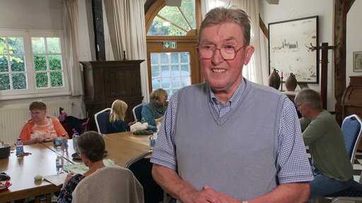 Josef Brinker lacht in die Kamera.