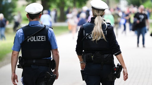 Zwei Polizisten gehen auf Streife.