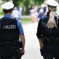 Zwei Polizisten gehen auf Streife.