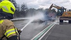 Wrackteile auf der Fahrbahn werden gelöscht