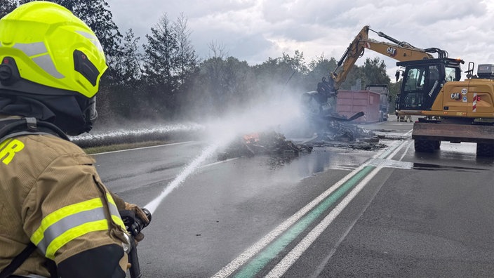 Wrackteile auf der Fahrbahn werden gelöscht