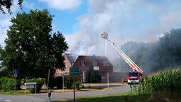 Die Feuerwehr bei den Löscharbeiten des brennenden Hotel Borchert