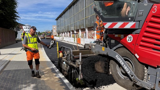 Eine Straße wird mit Biokohle asphaltiert.