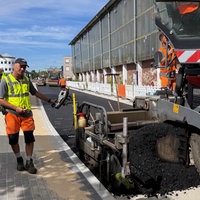 Eine Straße wird mit Biokohle asphaltiert.