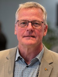 Der Bürgermeister von Rheine Peter Lüttmann schaut in die Kamera.