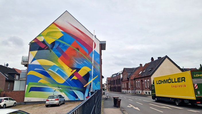 Streetart wird auf einee Hauswand in Rheine gemalt