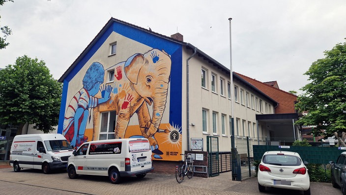 Streetart wird auf einee Hauswand in Rheine gemalt