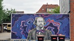 Streetart wird auf einee Garagenwand in Rheine gemalt