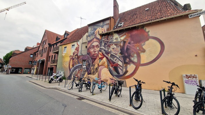 Streetart wird auf einee Hauswand in Rheine gemalt