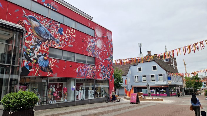 Streetart wird auf einee Hauswand in Rheine gemalt
