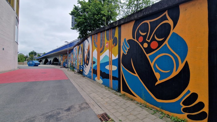 Streetart wird auf einee Hauswand in Rheine gemalt