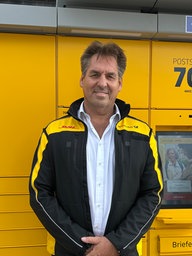 Rainer Ernzer, Regionaler Politikbeauftragter, steht vor der neuen Poststation.