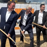 Ibbenbürens Bürgermeister Marc Schrameyer, Geberit-Chef Christian Buhl und andere Männer setzen den Spatenstich für ein neues Logistikzentrum.