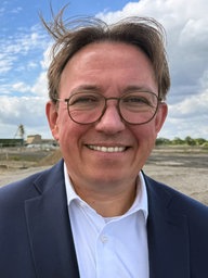 Ibbenbürens Bürgermeister Marc Schrameyer steht auf dem ehemaligen Zechengelände in Ibbenbüren.