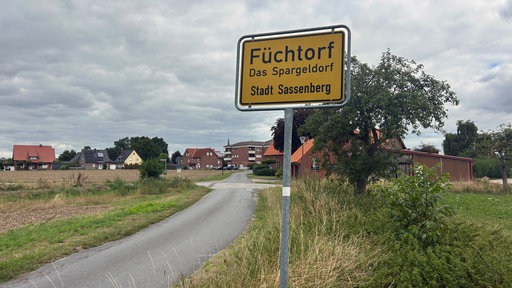 Das Stadtschild am Ortseingang von Füchtorf.