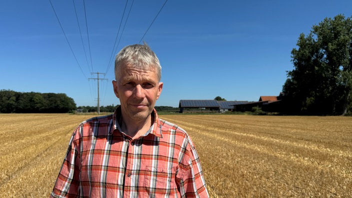 Landwirt Josef Rüping aus Alverskirchen an der Stelle auf einem Feld, wo vor seinem Hof die Trasse mit den 60 Meter hohen Strommasten gebaut werden könnte.