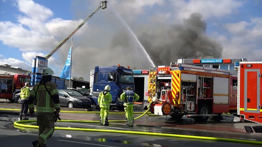 Feuerwehr im Einsatz an der Lkw-Halle