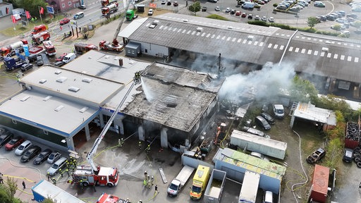 Drohnenansicht der ausgebrannten Lkw-Halle