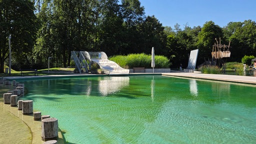 Das leere Becken des Naturbads Ennigerloh