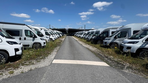Ein Parkplatz voller Wohnmobile