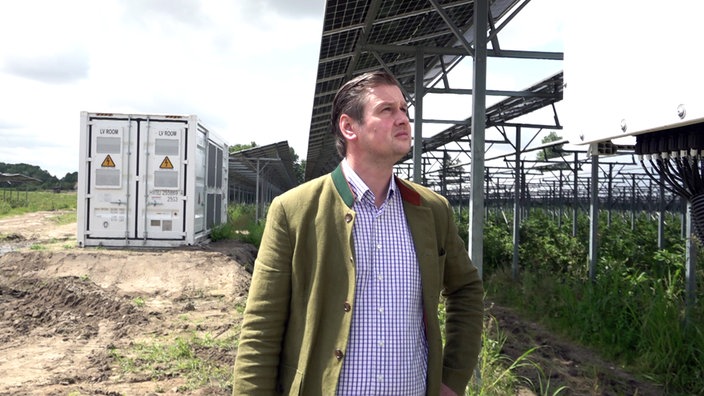 Landwirt Phillip Hoberg begutachtet die neue PV-Anlage.