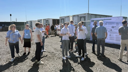 Besucher bei den Großbatteriespeichern