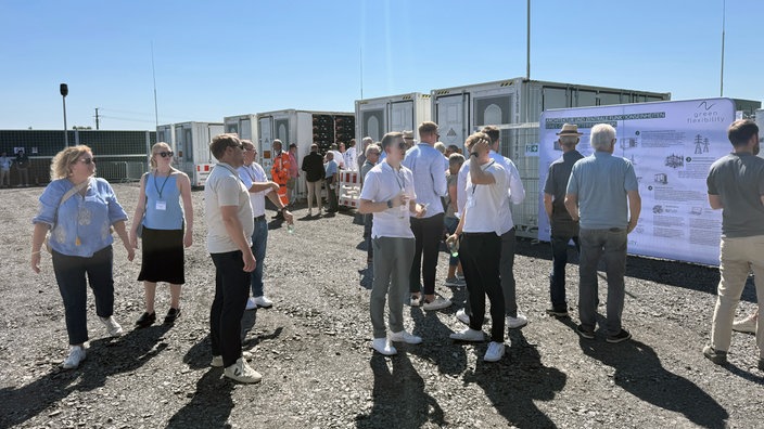 Besucher bei den Großbatteriespeichern