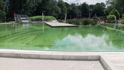 Das Naturbad Ennigerloh ist geschlossen. Das Wasser ist still.