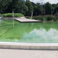 Das Naturbad Ennigerloh ist geschlossen. Das Wasser ist still.