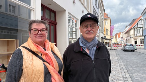 Das Paar Kurt und Brigitte Köppert schauen in die Kamera.