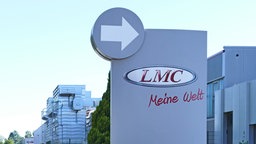 Das Logo des Wohnmobil-Herstellers LMC steht auf einer Schild vor dem Firmengelände.