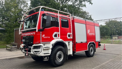 Das neue Waldbrand-Tanklöschfahrzeug von vorne schräg rechts gesehen.