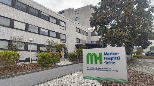 Das Marien-Hospital Oelde, ein großes, kastiges, graues Gebäude.