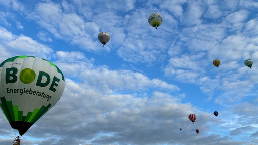 Heißluftballons in der Luft 