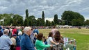 viele Zuschauer sind schauen zu den Heißluftballons auf.