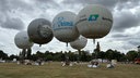 Mehrere Heißluftballons kurz vor dem Start