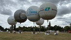 Mehrere Heißluftballons kurz vor dem Start