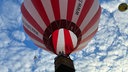 Mehrere Heißluftballons in der Luft 
