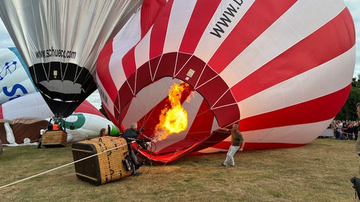 Heißluftballon steigt in die Luft 