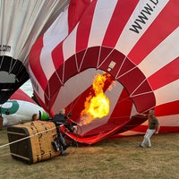 Heißluftballon steigt in die Luft 